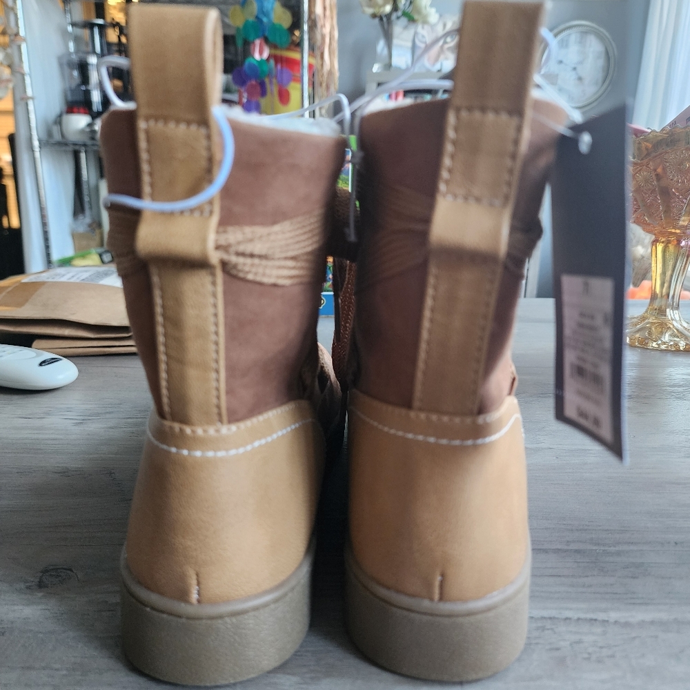 Universal Threads Insulated Boot - Picture 2 of 6